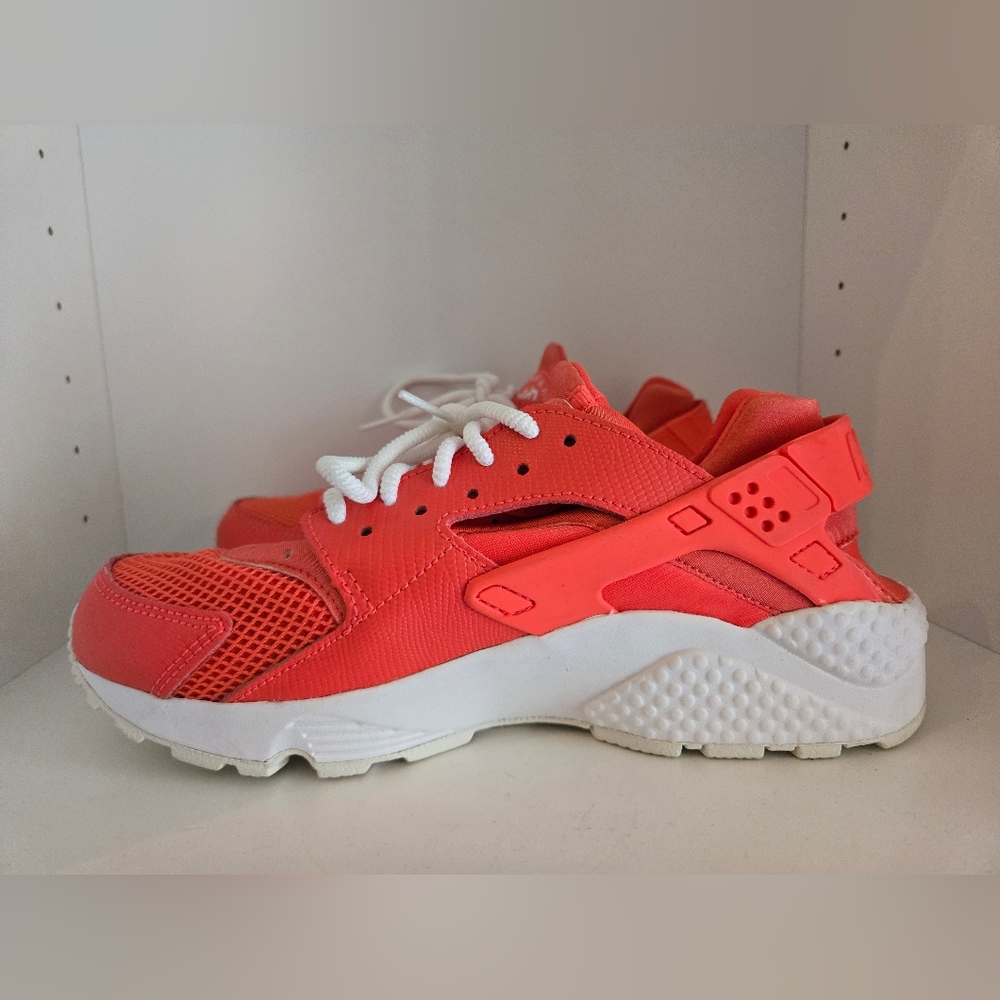 Nike Air Huararche Size 7.5 Womens Bright Coral Sneakers Running Athletic Shoes